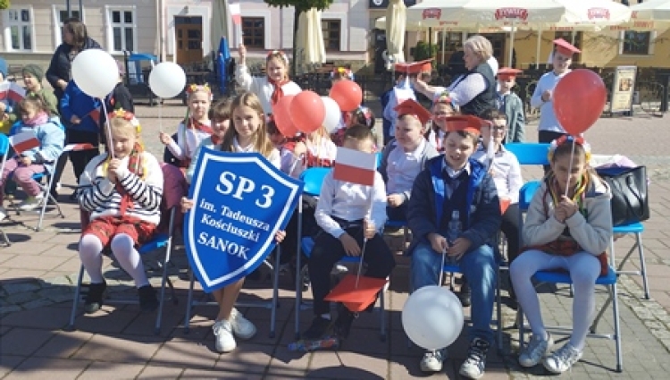 Dzień Flagi - Szkoła Podstawowa nr 3 im. Tadeusza Kościuszki w Sanoku