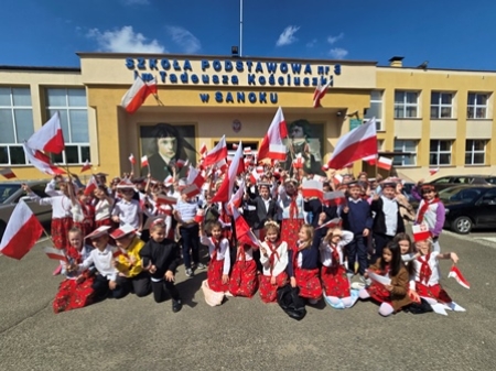 Przemarsz uczniów klas edukacji wczesnoszkolnej