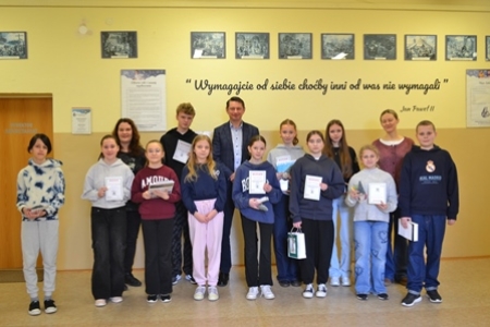 Wręczenie nagród w konkursie na najpiękniejszą kartkę świąteczną w języku angielskim i nie