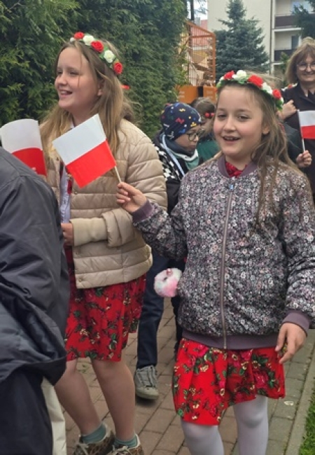 Uroczysty przemarsz uczniów klas edukacji wczesnoszkolnej